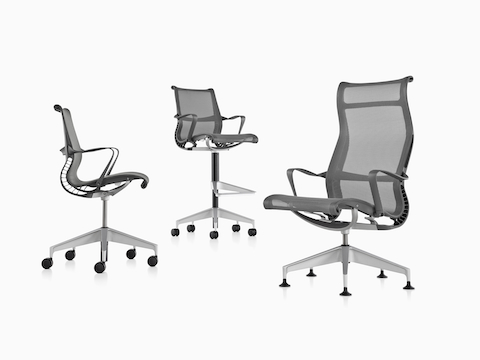 Die Sitzgruppe Setu: Schwarzer Mid-Back Bürostuhl, schwarzer Hocker und schwarzer Bürostuhl mit hoher Rückenlehne.