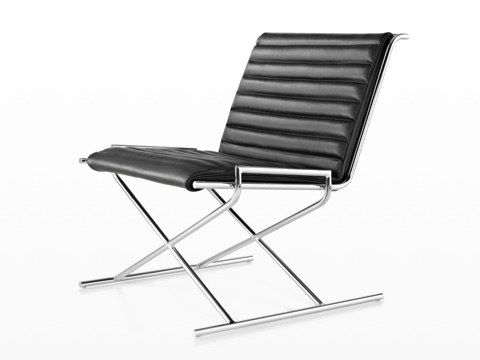 Zwarte Sled-stoel schuin bekeken. Zwarte Sled-stoel schuin bekeken.