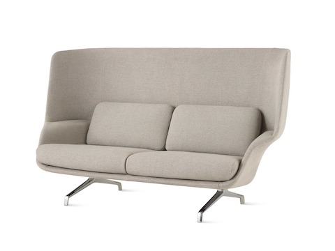 Un divano Striad color grigio con schienale alto.