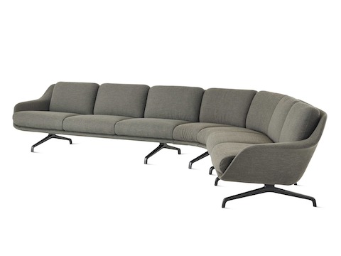 Un sofá modular Striad de tres asientos con cuña en gris oscuro.