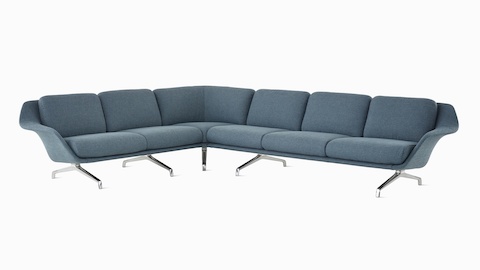 Ein modulares Striad Dreisitzer-Sofa mit Eckelement in Dunkelblau.