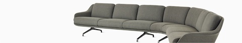 Un divano Striad modulare a tre posti con incastro color grigio scuro.