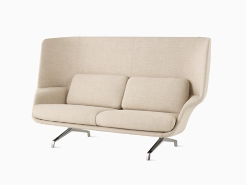 Ein Striad Sofa mit hoher Rückenlehne in Creme.