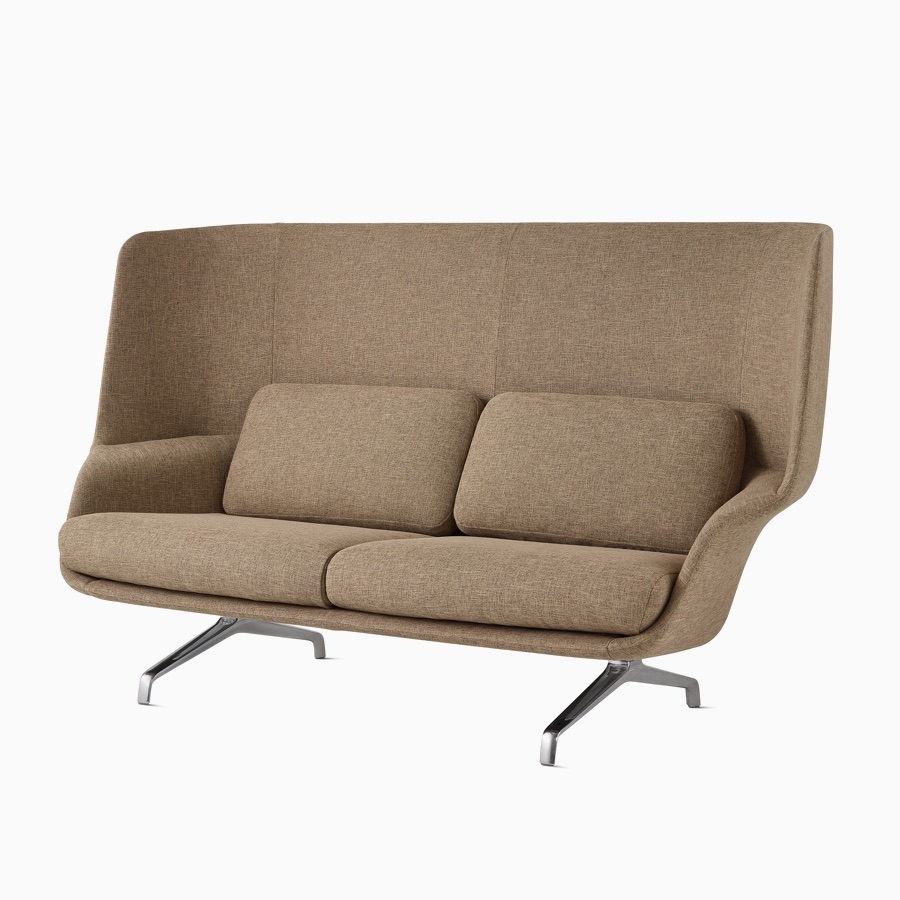 Un divano Striad color marrone scuro con schienale alto.