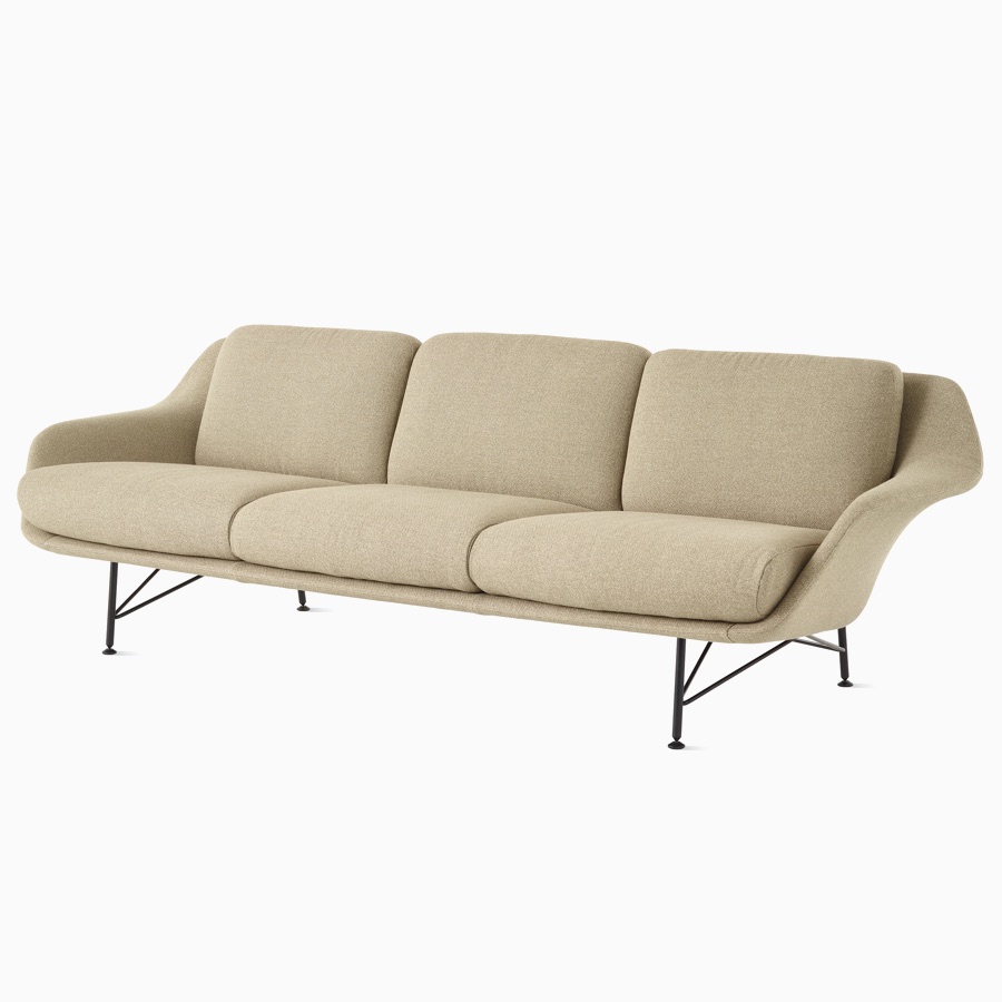 Un divano Striad a tre posti con schienale basso color marrone chiaro.