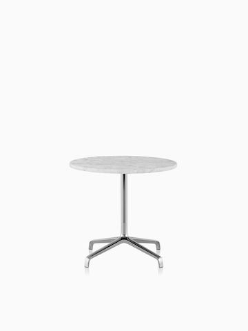 搭配Carrara大理石表面的Striad桌子。