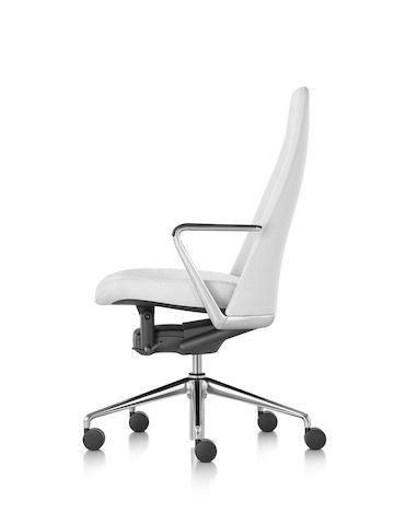 Cadeira executiva de couro branco Taper, vista de um ângulo de 45 graus.