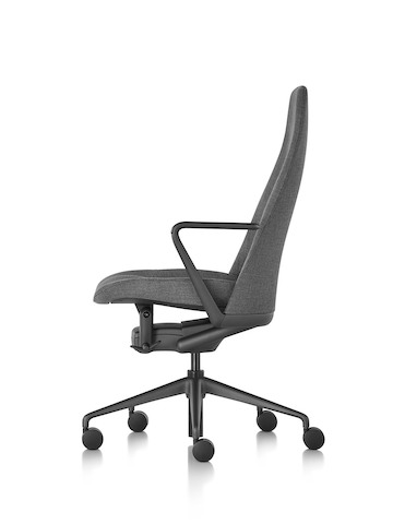 Vista di profilo di una sedia da ufficio Taper in tessuto nero.