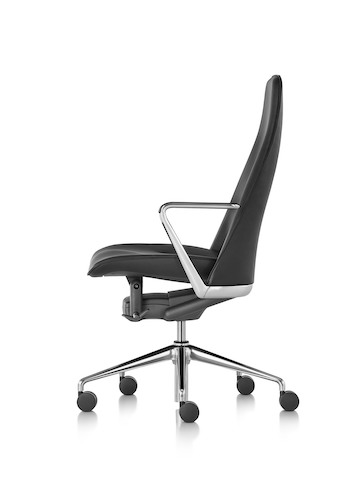Vista di profilo di una sedia da ufficio Taper in pelle nera.