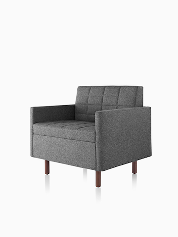 Lounge chair do sofá clássico Tuxedo em cinza escuro, visto de frente em ângulo.