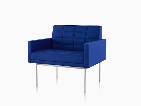 Blauwe Tuxedo-loungestoelen, van voren gezien.