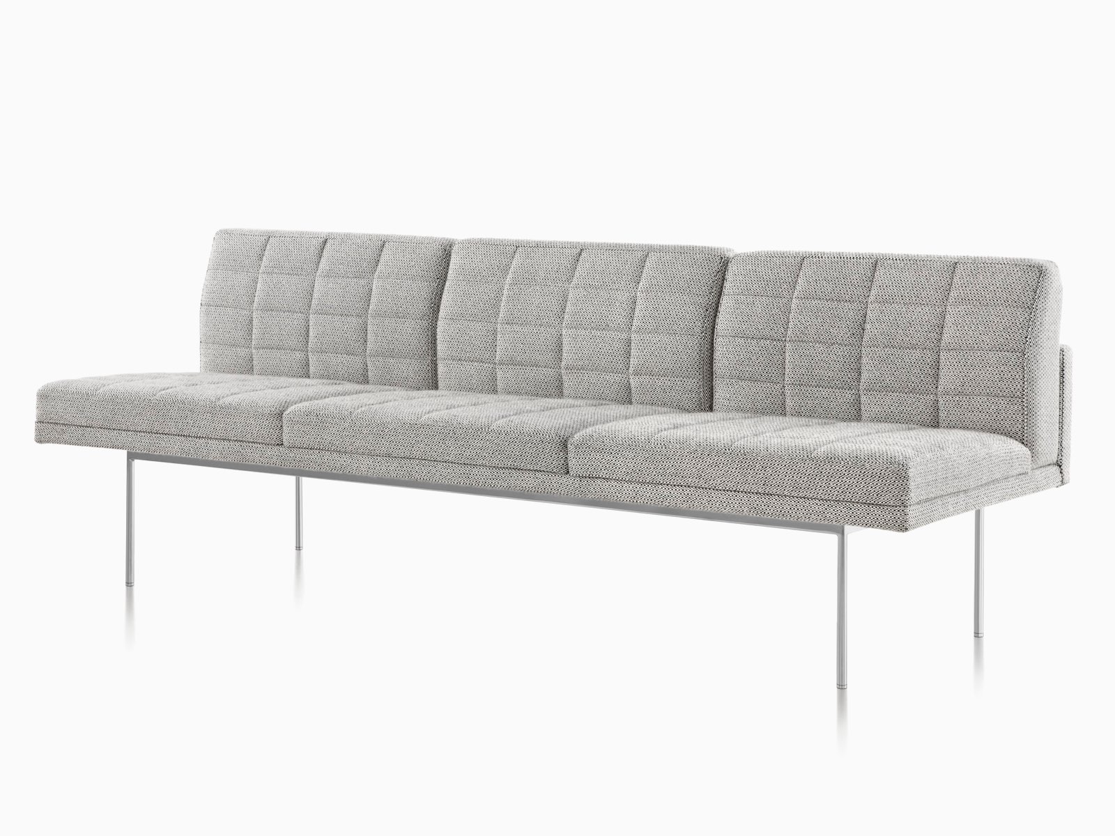 Graues Tuxedo Sofa, von vorne gesehen.