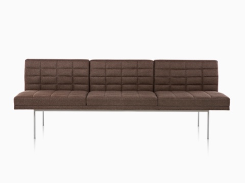 Dunkelbraunes Tuxedo Sofa mit gesteppter Stoffbespannung, von vorne gesehen.