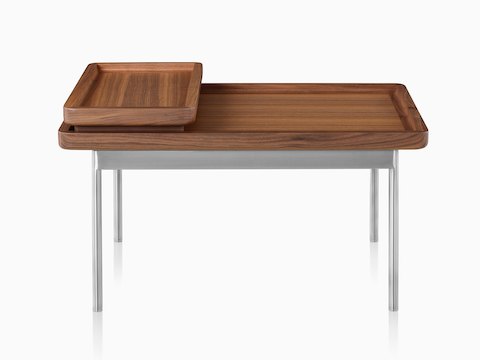长端视图：搭配中色木纹饰面和棕色金属底座的长方形Tuxedo桌子。 