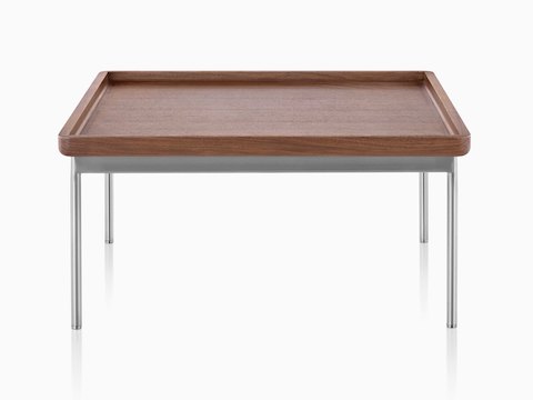 长端视图：搭配中色木纹饰面和银白色金属底座的长方形Tuxedo桌子。 
