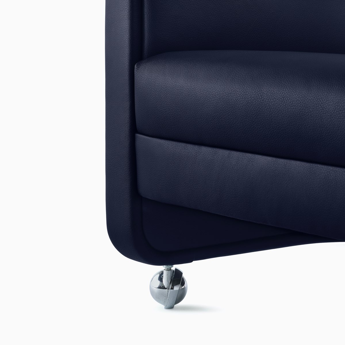 细节特写：搭配Tenera宝蓝色软垫的U-系列休闲椅上的轮脚。