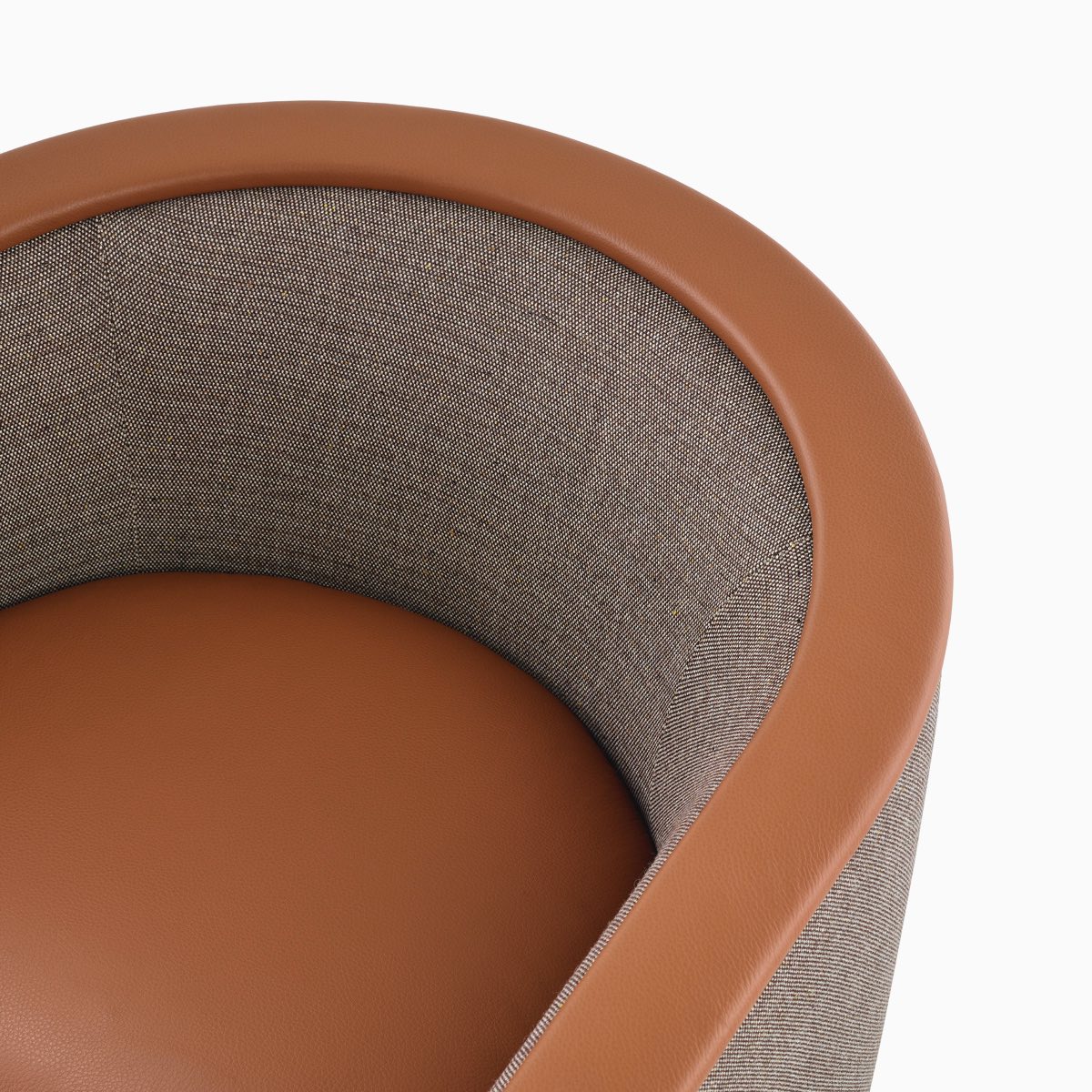 俯视图：搭配Tenera枫木色椅座和扶手以及褐色羊毛粗花呢靠背的U-系列休闲椅。