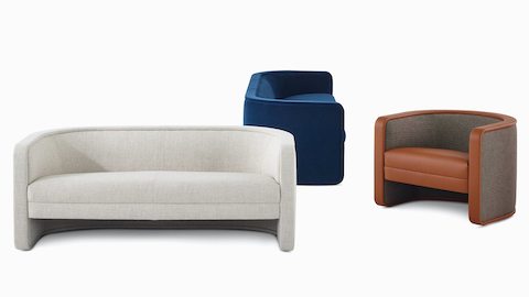 Photo regroupant un canapé 2 places U-Series avec garniture Vionette Desert Mix, un canapé 3 places U-Series avec garniture Maharam Mohair Supreme League et un fauteuil lounge U-Series avec garnitures Wool Tweed Umber et Tenera Maple.