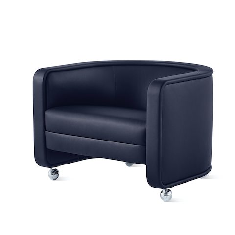 Fauteuil lounge U-Series à roulettes avec garniture Tenera Sapphire.