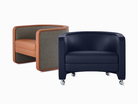 Deux fauteuils lounge U-Series, avec garniture Wool Tweed Umber pour l’un et garniture Tenera Sapphire pour l’autre.