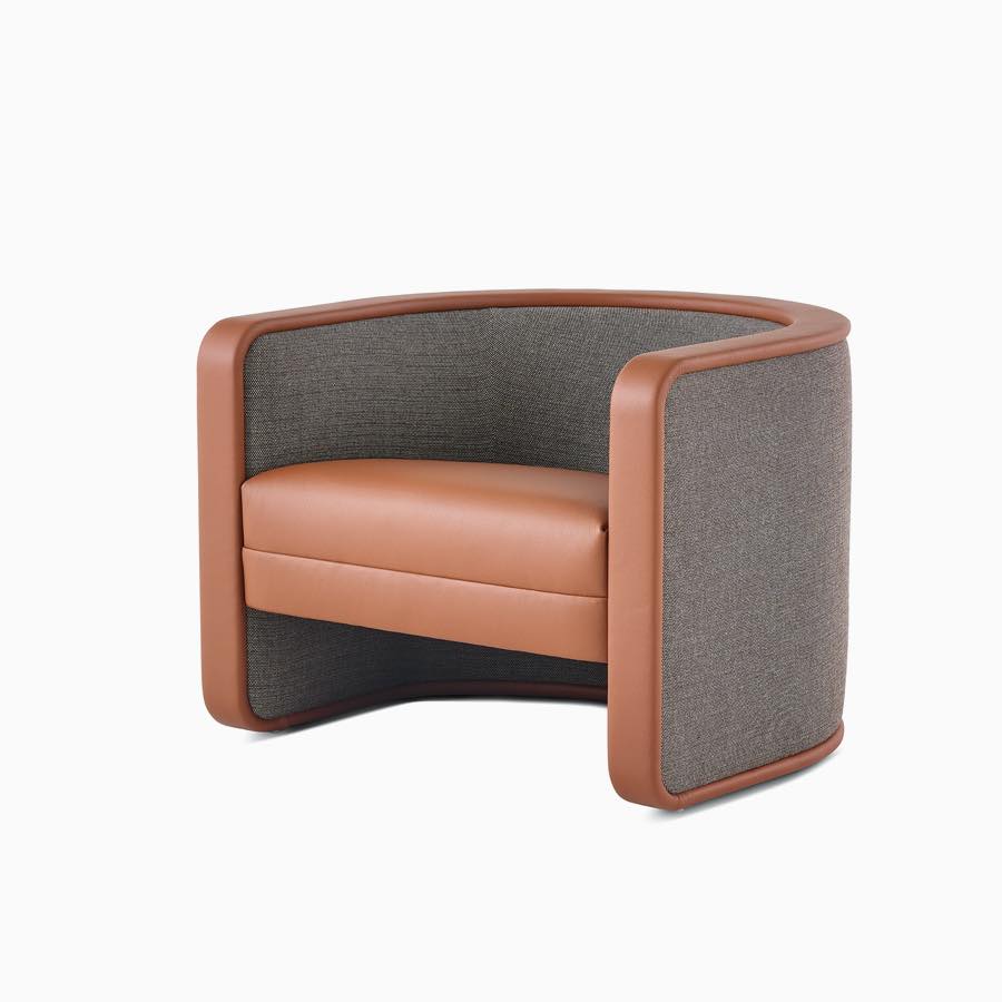 Lounge chair da série U com assento e braços em carvalho Tenera e encosto escuro em tweed de lã.