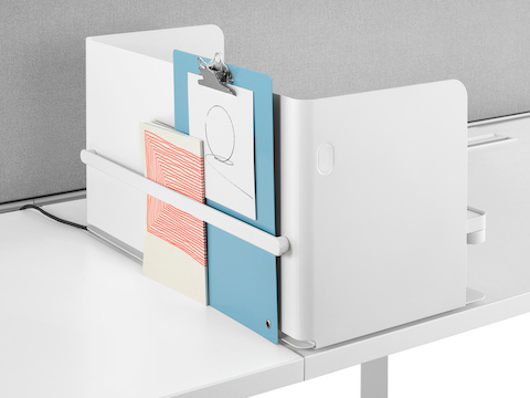 De achterkant van een Ubi-organizer, met een magnetische documentclip met een klembord en een boekje.