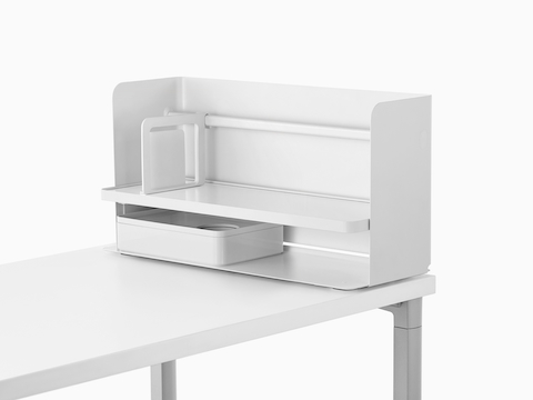 Un piccolo organizer desktop Ubi bianco con un fermalibri e una scatola di immagazzinaggio.