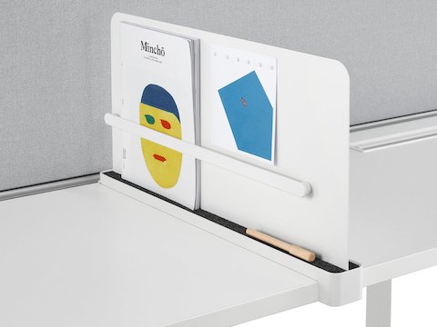 Uno schermo sottile Ubi con clip magnetica per documenti contenente oggetti personali.