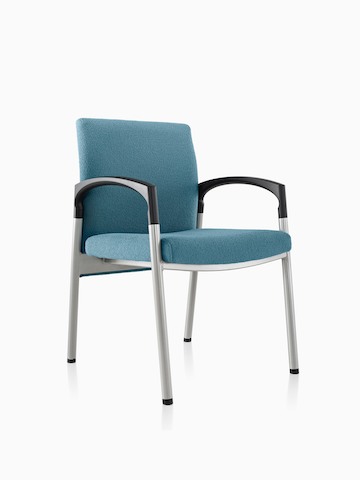 带45度角的视图：配有记忆棉椅座、钢质框架和黑色扶手的蓝色色Valor多人座椅。