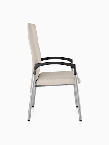 侧视图：配有记忆棉椅座、钢质框架和黑色扶手的米黄色Valor病人座椅。