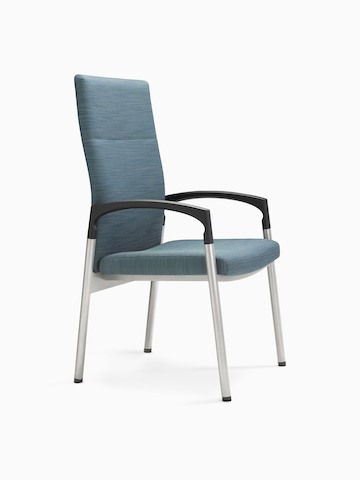 带角度的视图：配有记忆棉椅座、钢质框架和黑色扶手的蓝色Valor病人座椅。