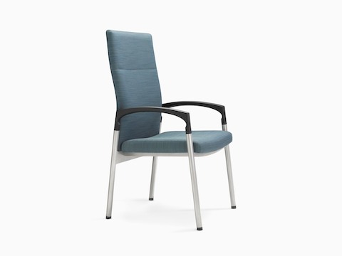 带角度的视图：配有记忆棉椅座、钢质框架和黑色扶手的蓝色Valor病人座椅。