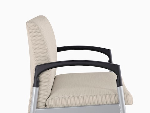 局部视图：米黄色Valor Plus座椅的侧面，展示其开放式扶手设计。