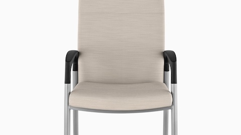 前视图：配有记忆棉椅座、钢质框架和黑色扶手的米黄色Valor病人座椅。