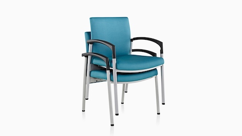 侧视图：堆叠两层高的蓝色Valor堆叠座椅。