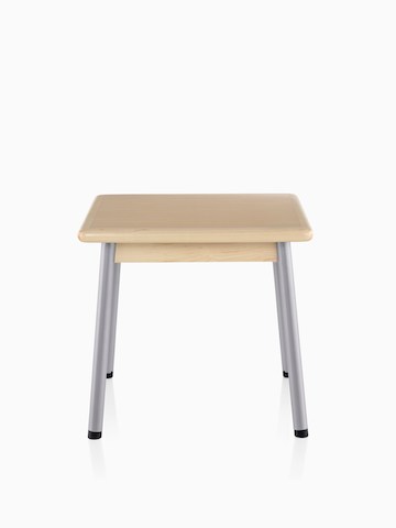 配有钢质桌腿和浅色木质饰面的方形Valor桌子。