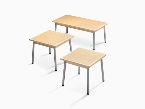 俯视图：三张Valor桌子，一张为长方形，两张为方形，每张桌子都配有钢质桌腿和浅色木质饰面。