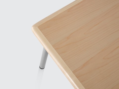 俯视图：Valor桌子，展示其木纹的桌面和桌边。