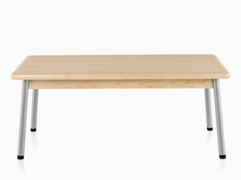 配有钢质桌腿和浅色木质饰面的长方形Valor桌子。
