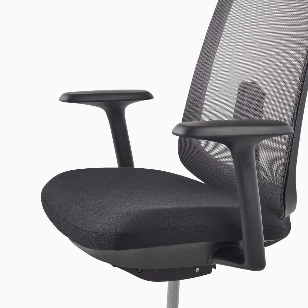 Een close-up van een Verus-stoel met een gestoffeerde zitting en een suspensierugleuning met vaste armen.