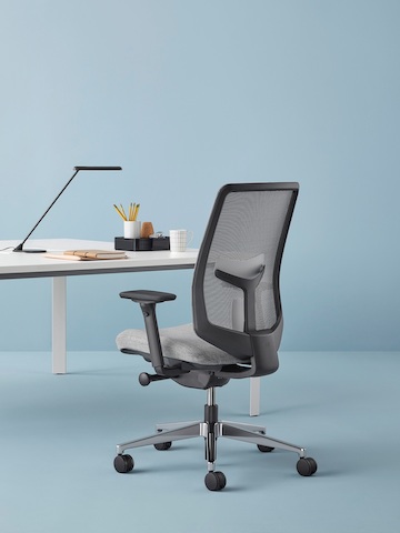 Configuração de pequeno escritório com uma cadeira de escritório Verus cinza claro e uma mesa yout Studio.