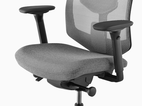 Primer plano del cómodo asiento contorneado en una silla de oficina gris Verus.