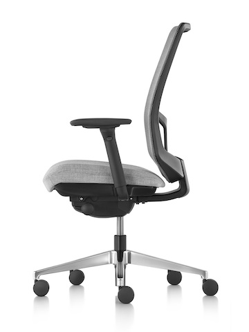 Vista de perfil de una silla de oficina Verus gris claro.