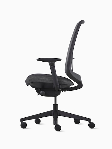 A black Verus Chair viewed from the side.