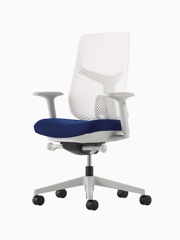 Ein Verus Stuhl mit weißer Triflex Rückenlehne, blauer Sitzfläche und Rahmen in Mineral, im schrägen Winkel betrachtet.