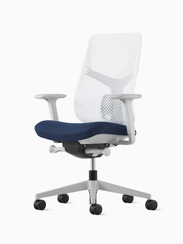 Silla Verus con asiento tapizado en azul y respaldo Triflex en blanco.