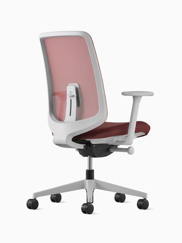 Cadeira Verus com estrutura mineral, assento estofado vermelho, encosto em suspensão vermelho e apoio lombar ajustável.