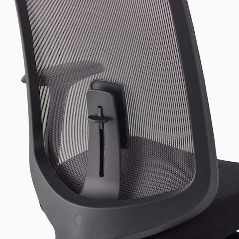 Een close-up van een suspensierugleuning van een Verus-stoel met verstelbare ondersteuning voor rug.