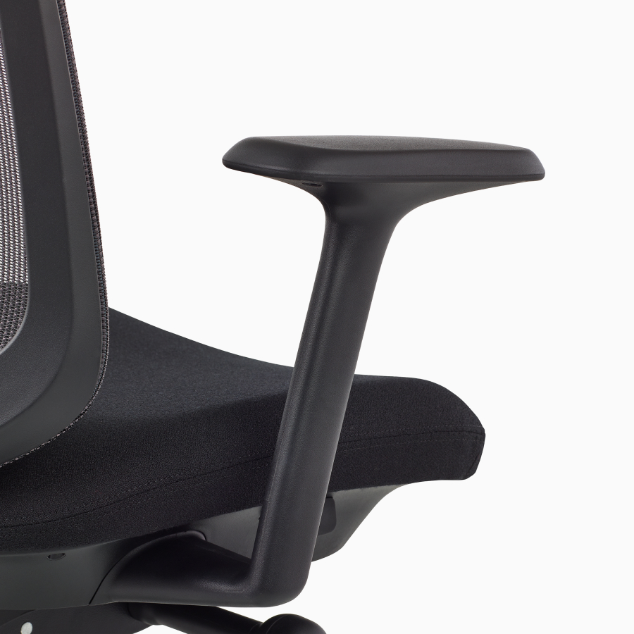 Een close-up van een Verus-stoel met vaste armen.