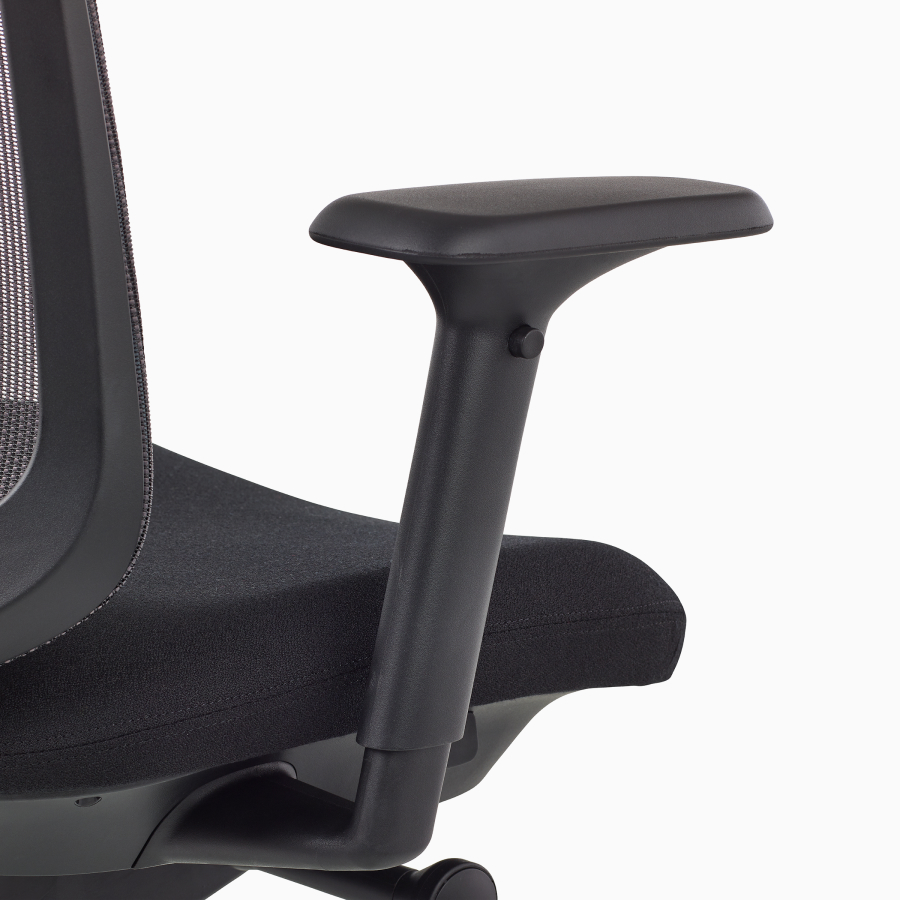 Een close-up van een Verus-stoel met verstelbare armen.